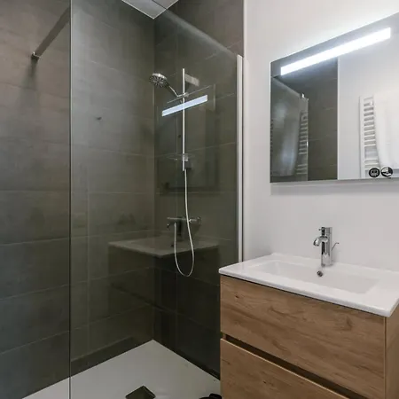 Near The 2 Bedrooms 2 Bathrooms & Terrace * 奥斯滕德